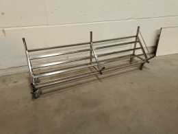 Stainless steel trolley for (drink) crates